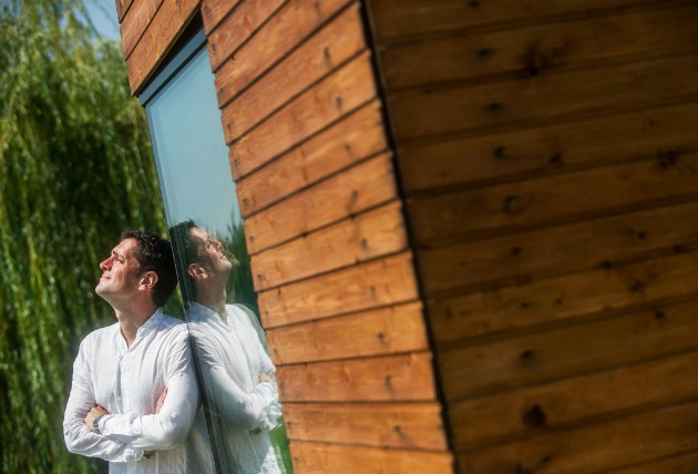 Gutai Mátyás építészmérnök áll találmánya, egy vízház mellett Kecskeméten (MTI Fotó: Ujvári Sándor)