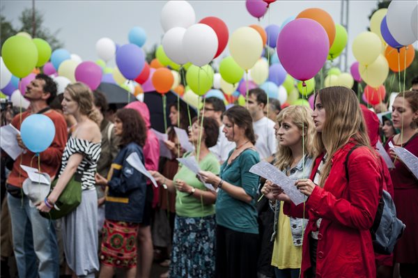 Fesztiválozók énekelnek Cseh Tamás zeneszerző halálának ötödik évfordulóján (MTI Fotó: Sóki Tamás)