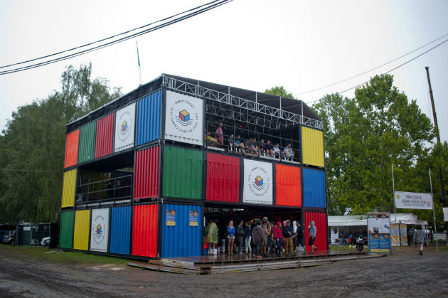 A színes konténerekből összeállított, Rubik Sziget elnevezésű installáció a budapesti Sziget fesztiválon (MTI Fotó: Marjai János)