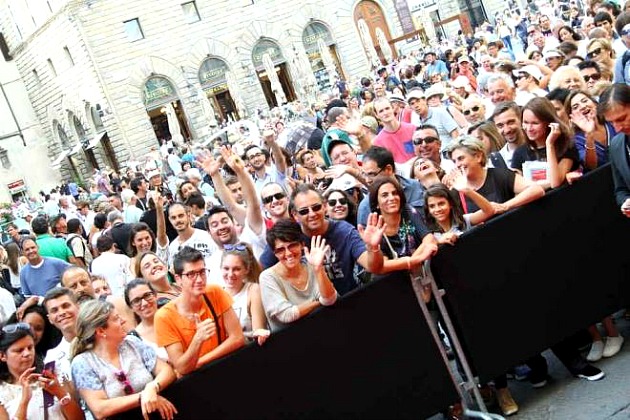 Közönség a Palazzo Vecchio előtti téren