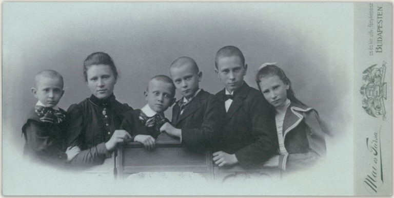 Mai Manó és Társa: Családi csoportkép, 1895 (forrás: fotó: maimanohaz.blog.hu)