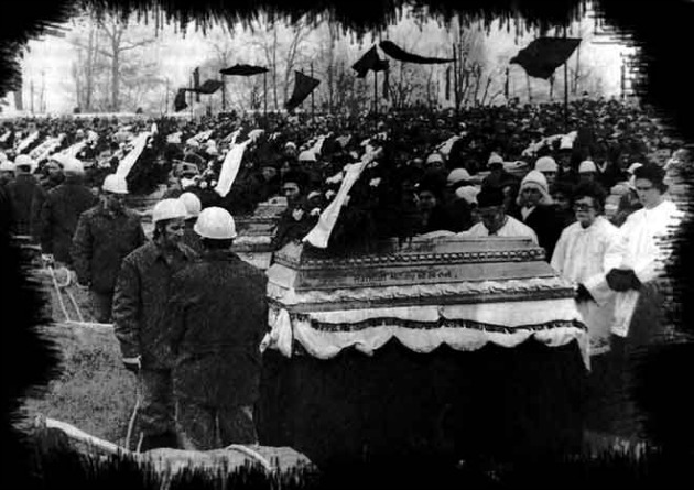 Az 1978. évi bányarobbanás áldozatainak temetése Tatabányán (Fotó: tilos-az-a.hu)