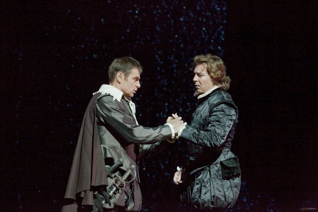 Simon Keenlyside (Rodrigo) és Roberto Alagna (Don Carlos) (Fotó: Ken Howard/Metropolitan Opera)