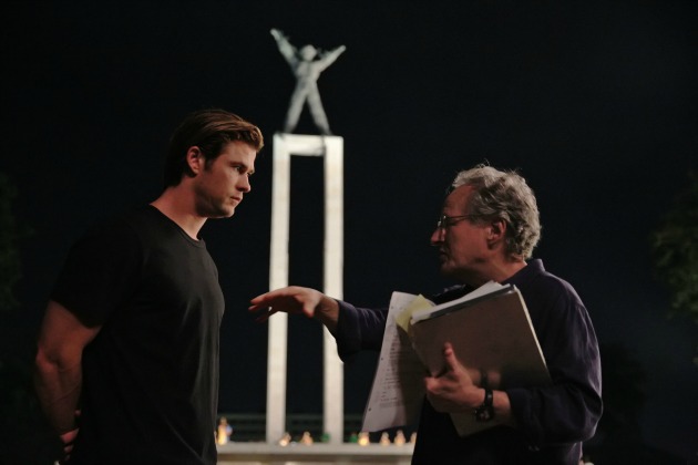 Chris Hemsworth és Michael Mann a forgatáson (Fotó: flicksandbits.com)