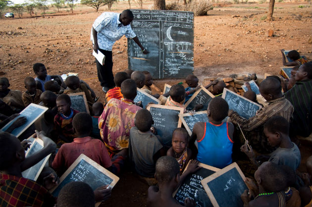 Tanóra Ugandában Fotó: (globalization101.org)