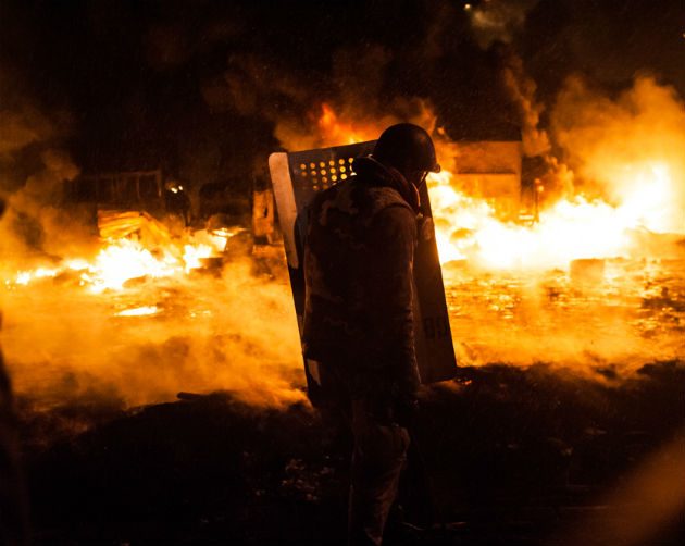 Guillaume Herbaut - Egy EU-párti tüntető a 2014 január 22-i kijevi összecsapásban (Fotó: www.guillaume-herbaut.com)