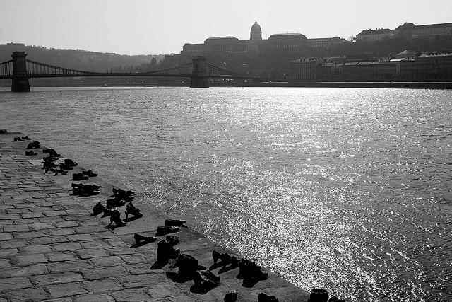 Egy képzőműveszeti projekt: Cipők a Duna-parton (Pauer Gyulával közösen)