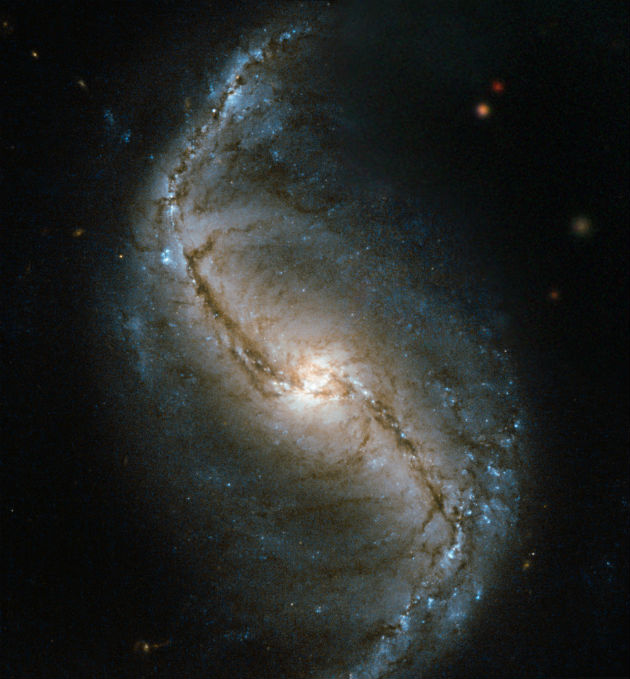 Az NGC 986. (Fotó: ESA/Hubble & NASA)