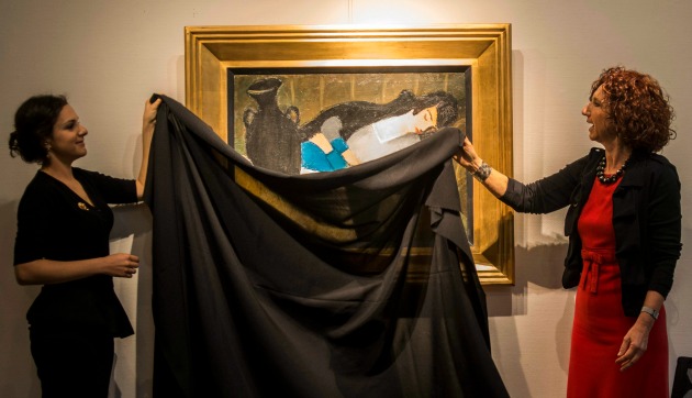 Kelen Anna művészettörténész és Virág Judit galériatulajdonos leleplezi a festményt (MTI Fotó: Kallos Bea)