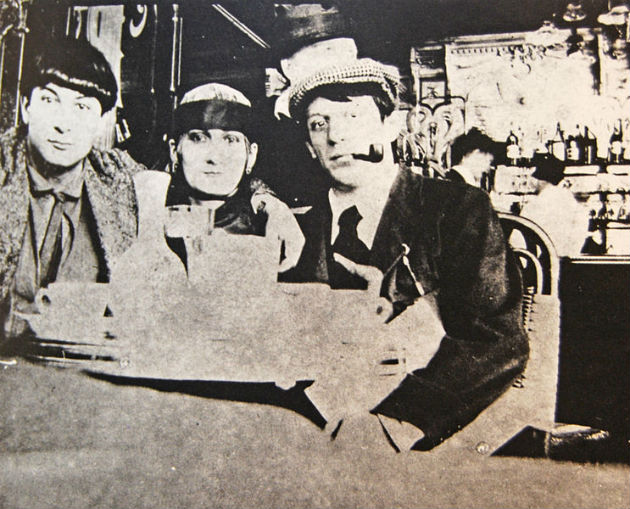 Jean Cocteau 1916-ban a Café de la Rotonde-ban kapta lencsevégre a fiatal Pablo Picassót, Moise Kislinget és Paquerette-et, Picasso akkori szerelmét 
