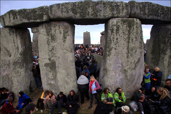 Látogatók a Stonehenge-nél (fotó: obviousmag.org)
