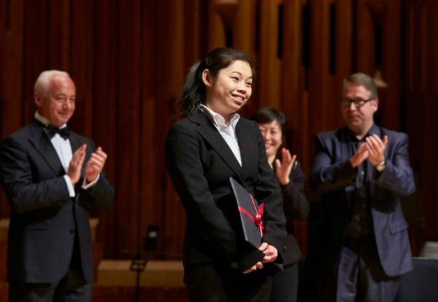 Elim Chan a díjátadás után (Fotó: Clive Totman/lso.co.uk)
