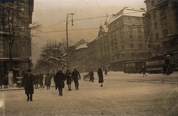 Üllői út és József körút sarka télen, ismeretlen szerző felvétele, 1928 után. (forrás:szeretlekmagyarorszag.hu)