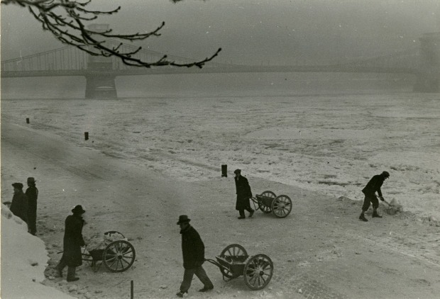 A hóeltakarítók a havat a Dunába hordják, ismeretlen szerző felvétele, 1930-as évek