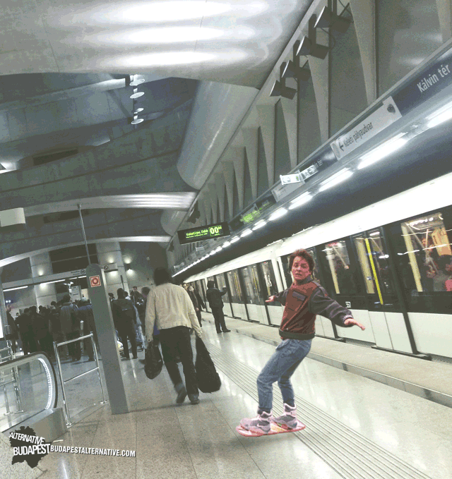 Marty McFly a Kálvin téren, a metróban légdeszkázik