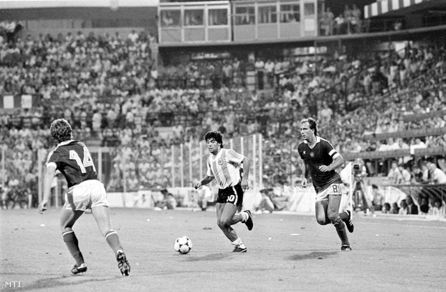 Maradona és Nyilasi Tibor fut a labdáért az 1982-es Magyarország - El Salvador világbajnoki csoportmérkőzésen (Forrás: soprtgeza.hu)