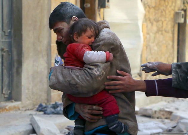 A törmelékek alól szabadítja ki egy fiú kishúgát Szíriában