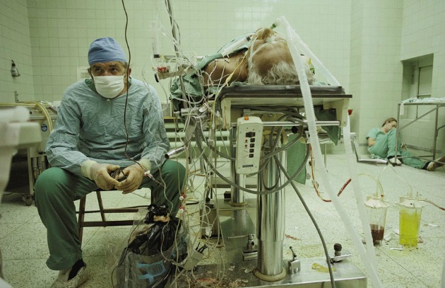Szívsebész egy 23 órán át tartó sikeres szívátültetés után - asszisztense a háttérben alszik