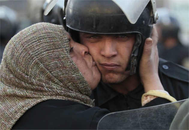 Egyiptomi nő csókol arcon egy rendőrt, aki megtagadta a parancsot, hogy a tüntetők közé lőjön