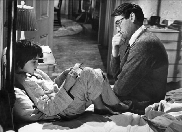 Scout ( Mary Badham) és apja (a szerepért Oscarral jutalmazott Gregory Peck) az 1962-es Ne bántsátok a feketerigót! című filmben (Fotó: leofuchs.com)
