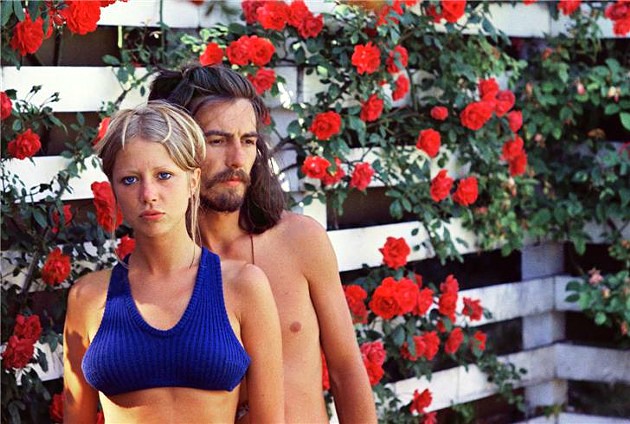 Pattie Boyd és George Harrison Angliában, 1968-ban (Forrás: sfweekly.com)