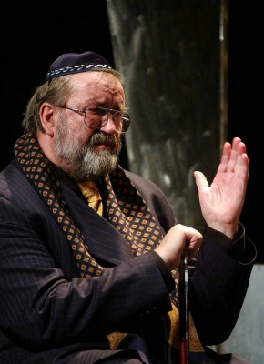 Andorai György Schnaps szerepében a Tisztújítás című színdarabban (MTI Fotó: Nándorfi Máté)