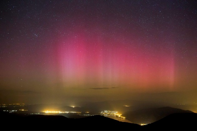 Sarki fény (aurora borealis) a dobogókői kilátóból fotózva 2015. március 18-án (MTI Fotó: Mohai Balázs)