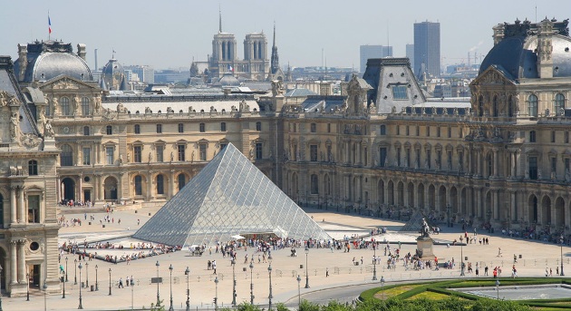 A párizsi Louvre (Forrás: pinterest.com)