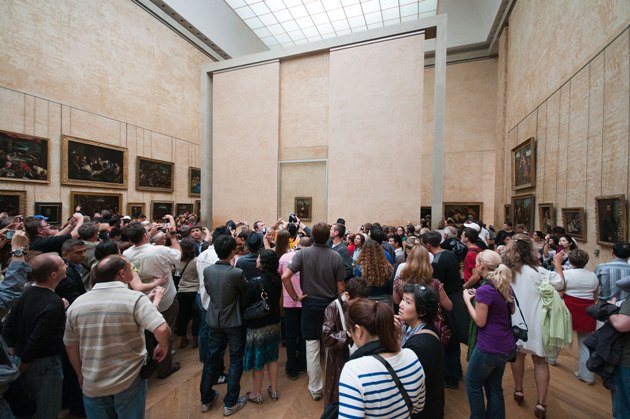 Tömeg a Mona Lisa előtt (Forrás: wikimedia.org)