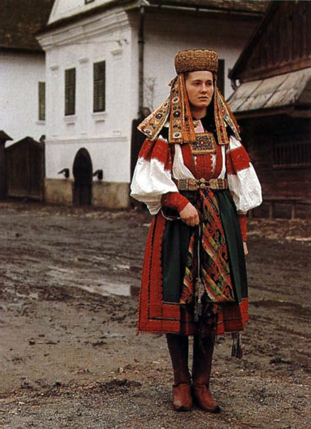 Torockói hagyományos női ünnepi viselet (Fotó: mek.oszk.hu)