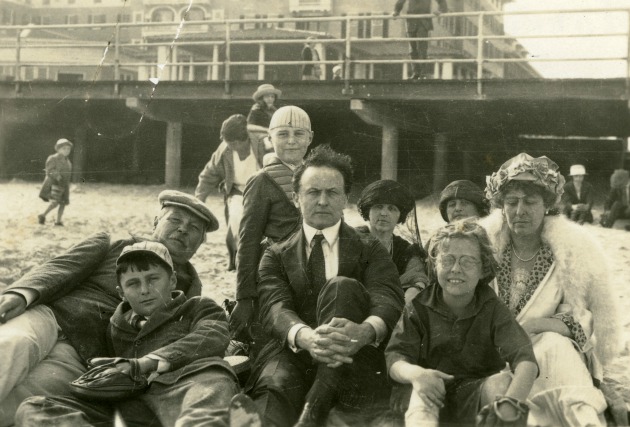 Arthur Conan Doyle (balra hátul) családjával és Houdini (középen)