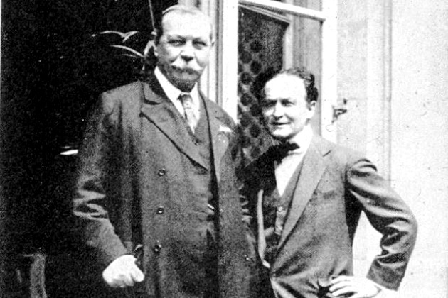 Sir Arthur Conan Doyle és Harry Houdini (Fotó: laughingsquid.com)