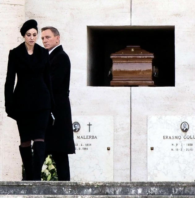 Daniel Craig brit színész és Monica Bellucci olasz színésznő a legújabb James Bond-film, a Spectre forgatásán Rómában (Fotó: MTI/EPA/Angelo Carconi)