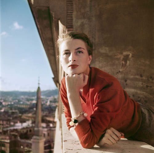 Capucine francia modell és színésznő az erkélyen, Róma], 1951. augusztus (Fotó: © Robert Capa/ International Center of Photography / Magnum Photos)