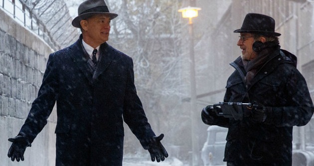 Tom Hanks és Spielberg a forgatáson - újra együtt (Fotó: movieweb.com)