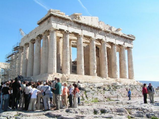 Turisták az Akropoliszon (Forrás: pinterest.com)