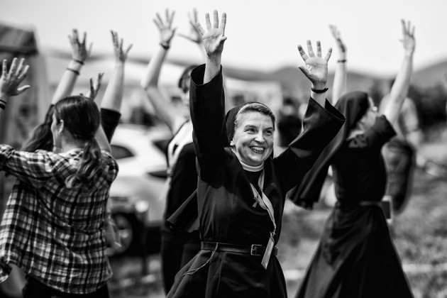 A fekete-fehér kategóriában az első helyezést Komka Péter, az MTI/MTVA fotóriporterének képe szerezte meg, amelyet a 32. Egerszalóki Katolikus Ifjúsági Találkozón készített egy körtáncot járó csoportról 2014 júliusában. 