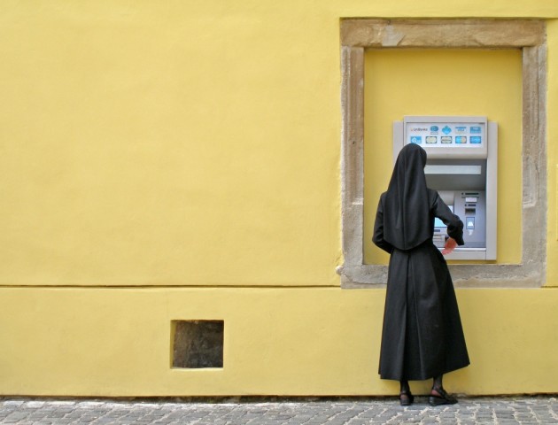A harmadik helyezett Tóth-Piusz István fotóján szintén egy apáca látható Lőcse óvárosából, amint éppen egy bankautomatát használ. 