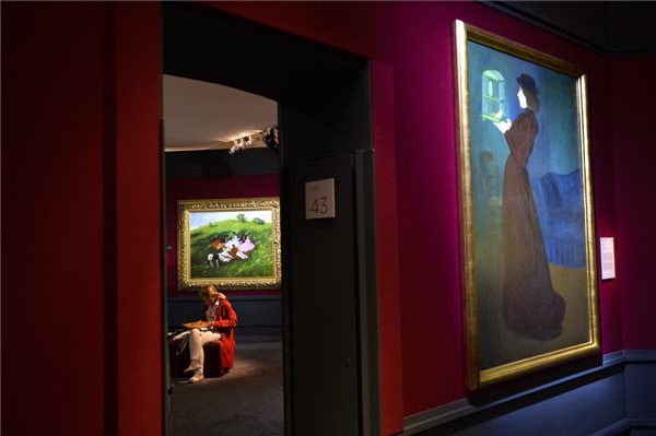 Rippl-Rónai József Kalitkás nő (j) és Szinyei Merse Pál Majális (háttérben) című festménye a Raffaellótól Schieléig című kiállítás megnyitóján a milánói Palazzo Reáléban, forrás: MTI