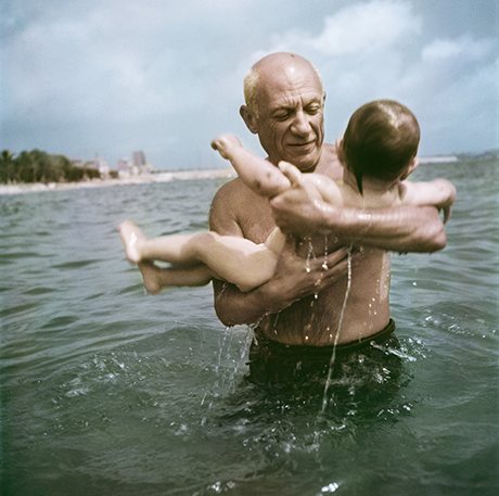 Robert Capa, [Pablo Picasso fiával, Claude-dal játszik a vízben, Vallauris, Franciaország], 1948. © Robert Capa/International Center of Photography/Magnum Photos